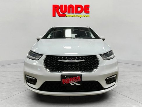 Used 2023 Chrysler Pacifica Touring image 8