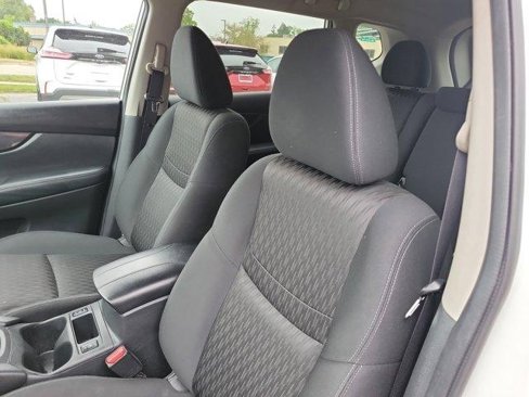 Used 2017 Nissan Rogue SV w/ SV Premium Package image 19