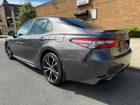 Used 2018 Toyota Camry SE w/ Moonroof Package image 6
