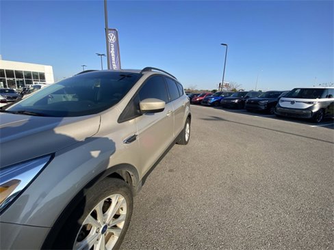 Used 2018 Ford Escape SE w/ SE Sync 3 Package image 2