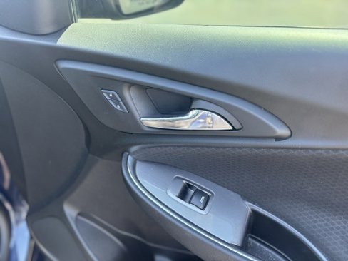Used 2017 Chevrolet Malibu LT image 11