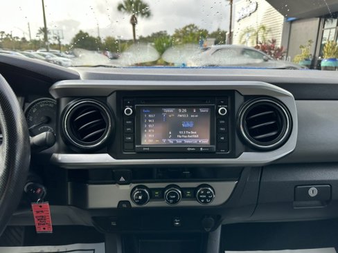 Used 2016 Toyota Tacoma TRD Sport image 32