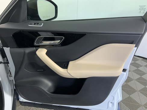 Used 2017 Jaguar F-PACE Premium image 23