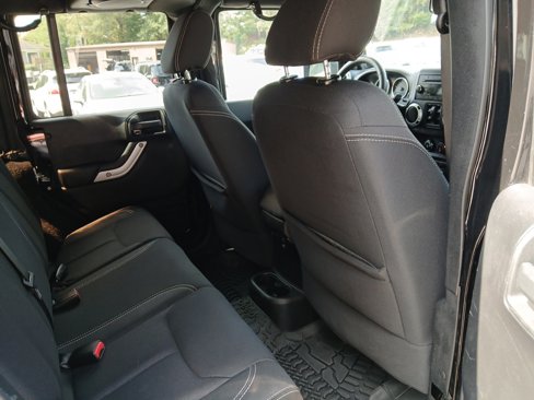 Used 2014 Jeep Wrangler Unlimited Rubicon image 14