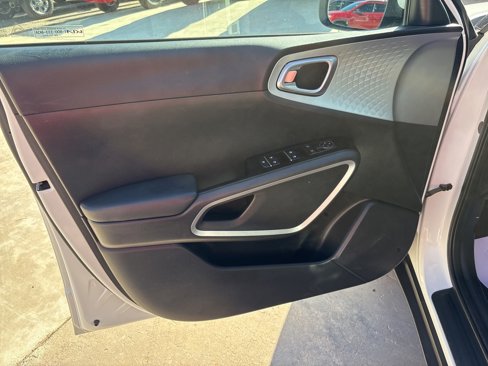 Used 2023 Kia Soul LX w/ LX Technology Package image 13