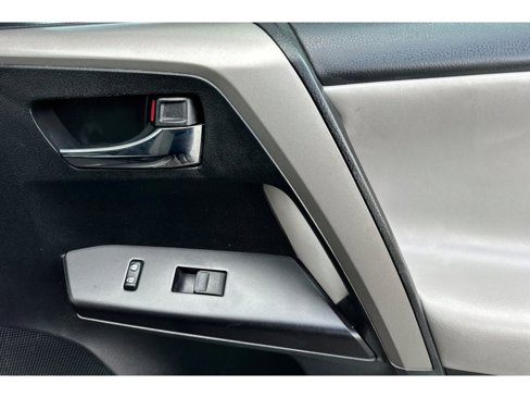 Used 2018 Toyota RAV4 XLE image 19