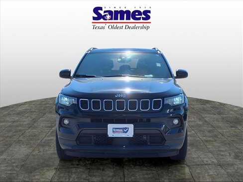 Used 2023 Jeep Compass Latitude image 2