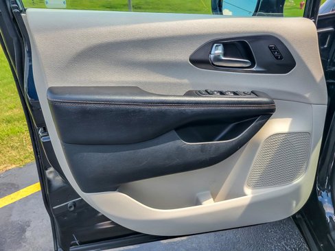 Used 2020 Chrysler Pacifica Touring-L image 18
