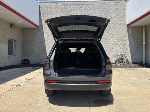 Used 2023 Jeep Grand Cherokee Altitude image 11