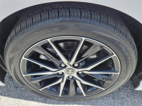 Used 2023 Toyota Camry SE image 3