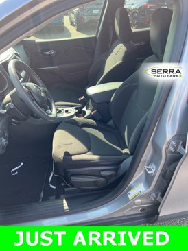 Used 2019 Jeep Cherokee Latitude w/ Popular Appearance Group image 5