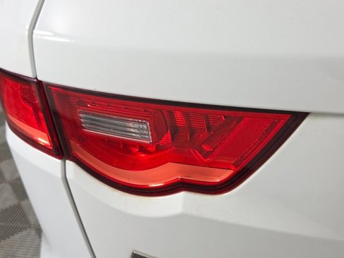 Used 2018 Jaguar F-PACE Premium image 14
