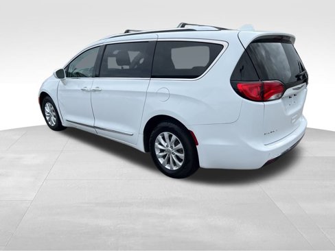 Used 2019 Chrysler Pacifica Touring-L image 3
