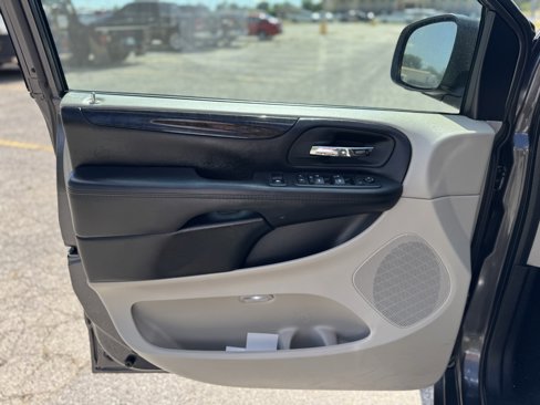 Used 2020 Dodge Grand Caravan SE w/ UConnect Hands-Free Group image 5