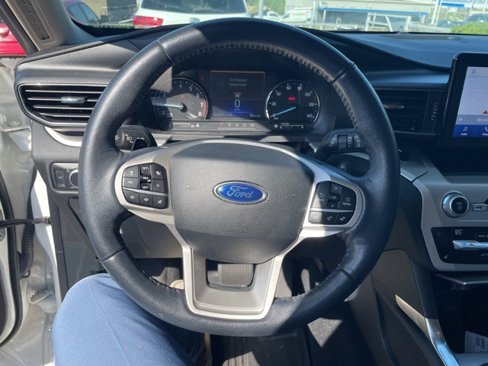 Used 2020 Ford Explorer XLT w/ Equipment Group 202A image 8