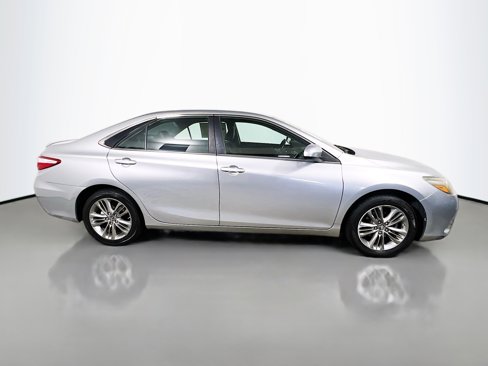 Used 2017 Toyota Camry SE image 3