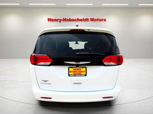 Used 2022 Chrysler Voyager LX image 4