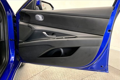 Certified 2025 Hyundai Elantra SE image 18