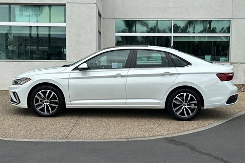 Used 2025 Volkswagen Jetta SE w/ Sunroof Package image 8