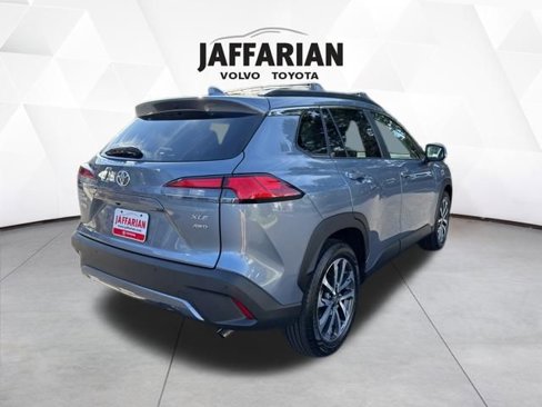 Used 2022 Toyota Corolla Cross XLE image 3