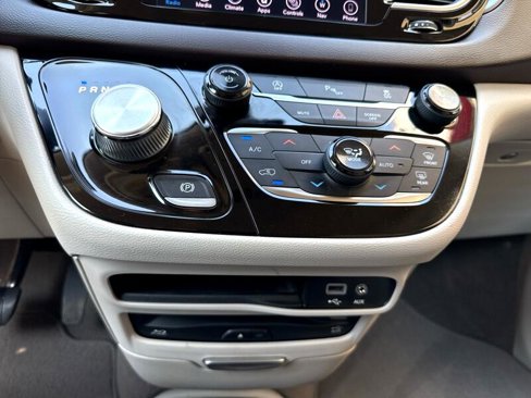 Used 2019 Chrysler Pacifica Touring-L Plus image 18