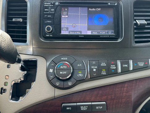 Used 2013 Toyota Sienna XLE image 21