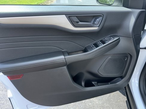 Used 2022 Ford Escape SE w/ SE Sport Appearance Package image 11