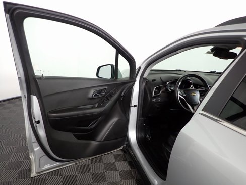 Used 2019 Chevrolet Trax LT w/ LT Convenience Package image 16