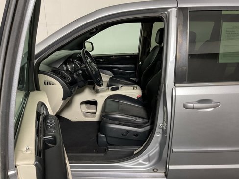 Used 2019 Dodge Grand Caravan SXT image 18
