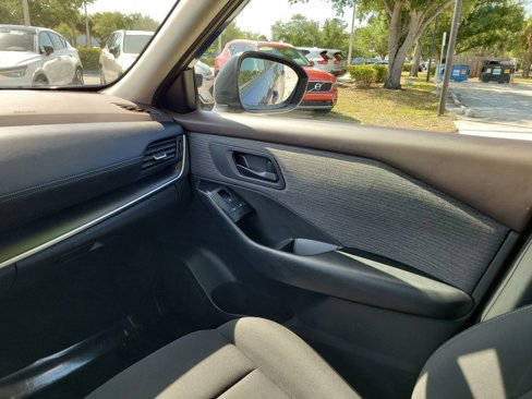 Used 2023 Nissan Rogue S image 17