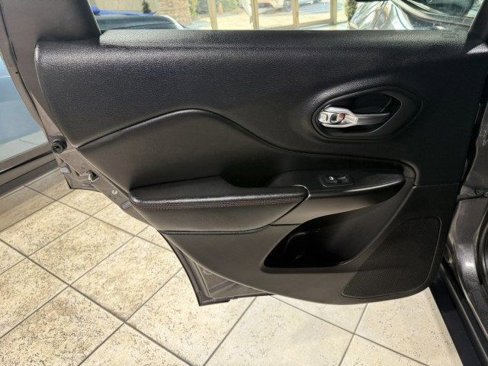 Used 2019 Jeep Cherokee Trailhawk w/ Cold Weather Group image 21