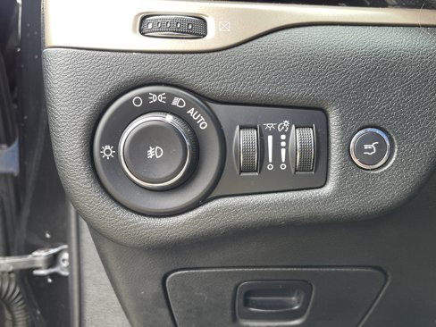 Used 2015 Jeep Cherokee Latitude w/ Comfort/Convenience Group image 19