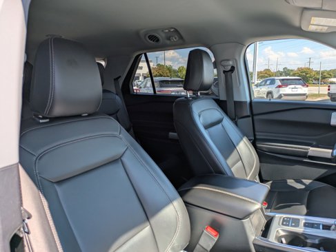 Used 2022 Ford Explorer XLT w/ Equipment Group 202A image 32