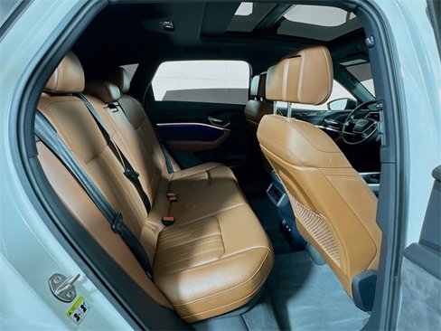 Used 2019 Audi e-tron Prestige w/ Prestige Package image 27
