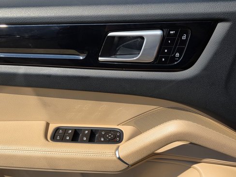 Used 2019 Porsche Cayenne image 25