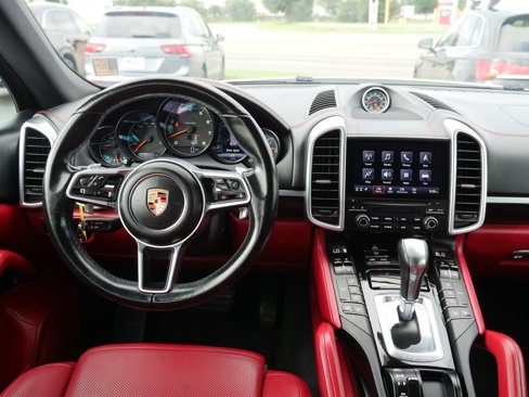 Used 2018 Porsche Cayenne Platinum Edition w/ Premium Package image 18