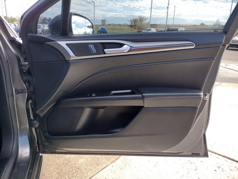 Used 2017 Ford Fusion SE w/ Fusion SE Technology Package image 20