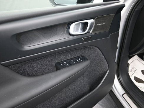 Certified 2023 Volvo XC40 Recharge Ultimate image 10