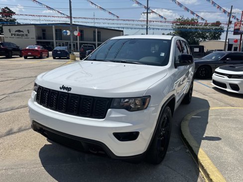 Used 2019 Jeep Grand Cherokee Laredo image 3