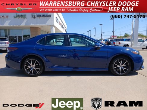 Used 2023 Toyota Camry SE image 2