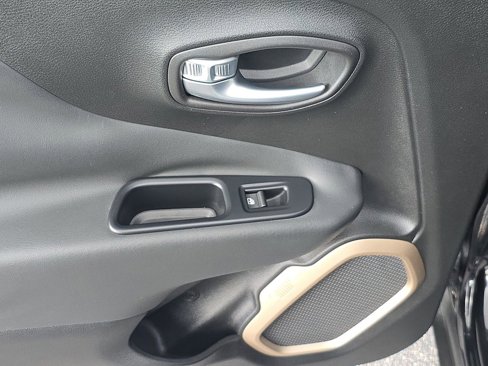 Used 2017 Jeep Renegade Limited image 12