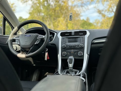 Used 2013 Ford Fusion SE image 2