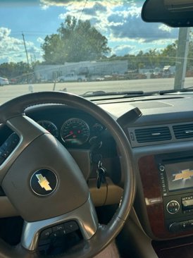 Used 2014 Chevrolet Suburban LTZ image 17