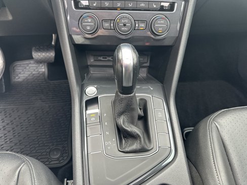 Used 2020 Volkswagen Tiguan SE w/ Panoramic Sunroof Package image 17