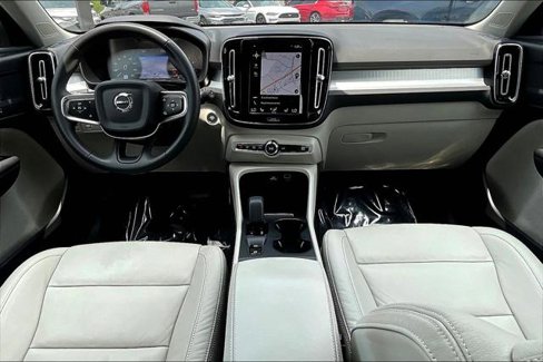 Used 2022 Volvo XC40 T5 Momentum image 7