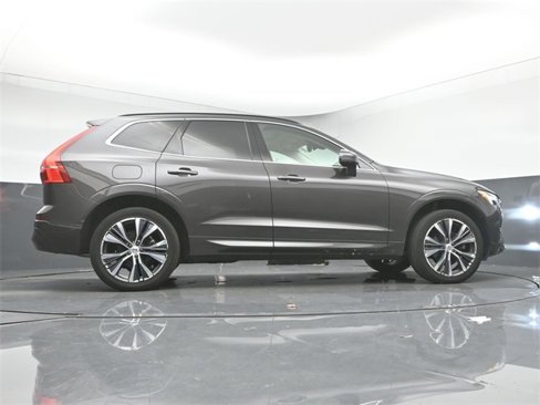 Used 2022 Volvo XC60 B5 Momentum w/ Climate Package image 16