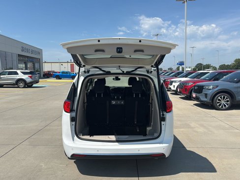 Used 2017 Chrysler Pacifica Touring-L image 10