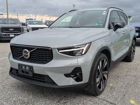 Certified 2025 Volvo XC40 B5 Plus image 8