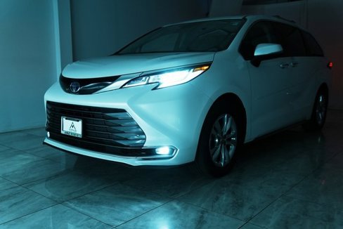 Used 2024 Toyota Sienna Limited image 48