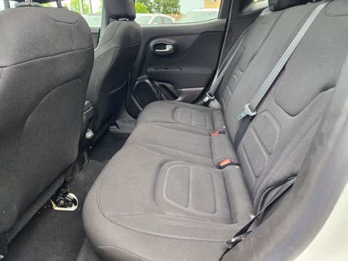 Used 2020 Jeep Renegade Latitude w/ Cold Weather Group image 15
